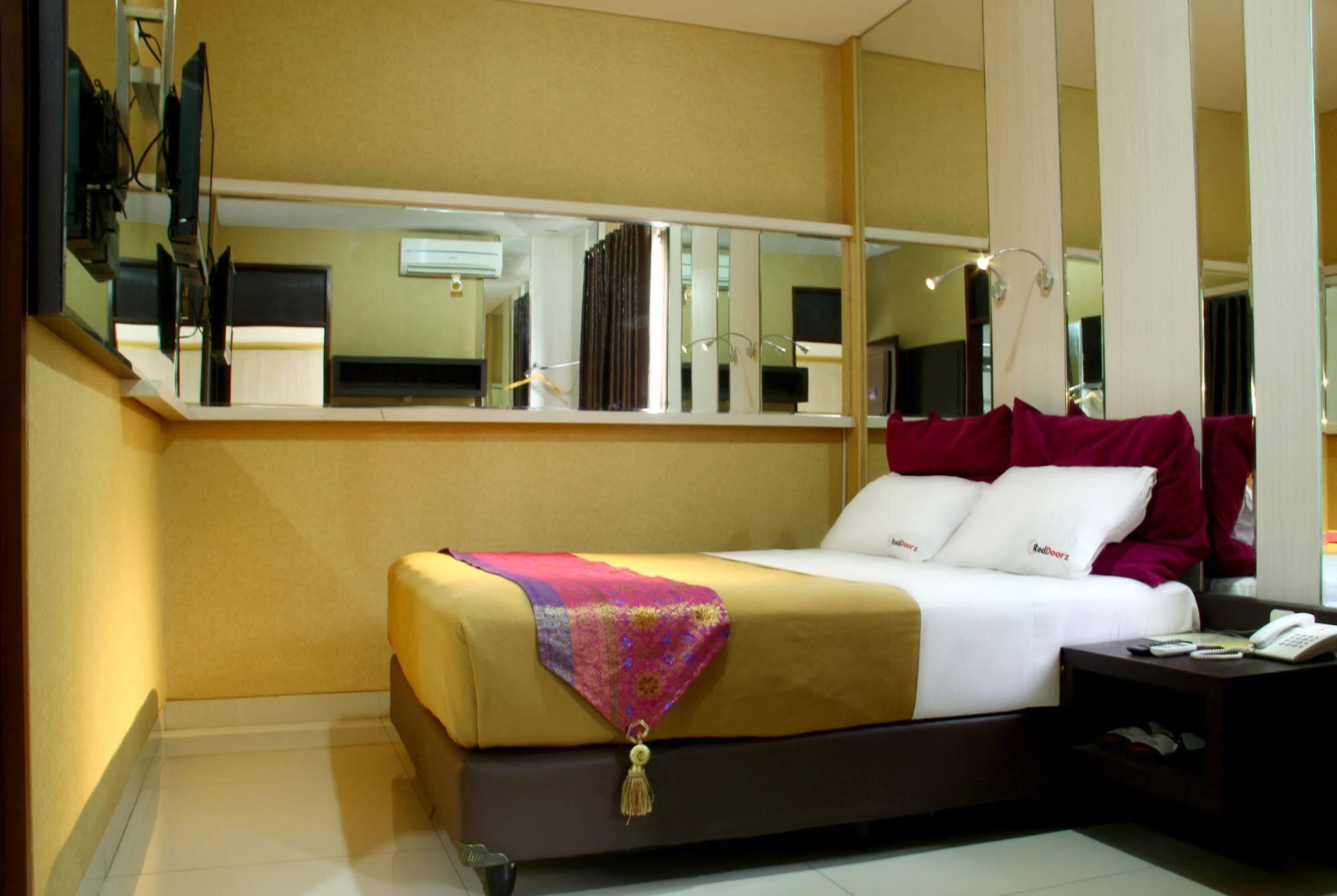 Reddoorz Plus @ Natuna Bandung Exterior foto